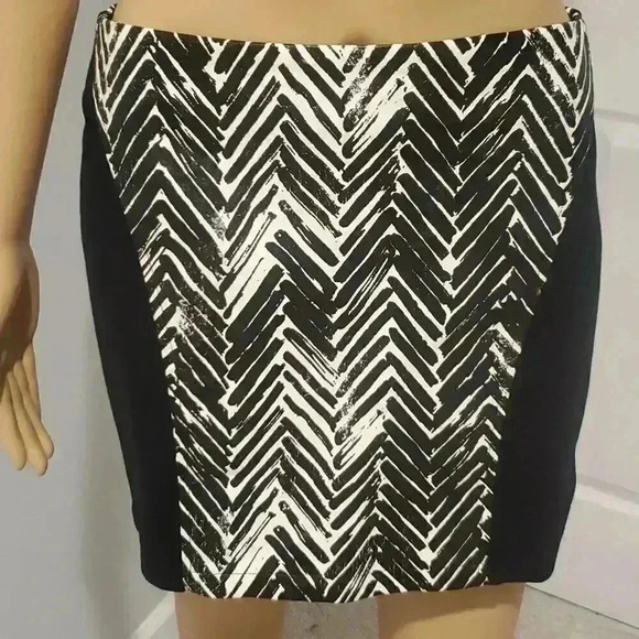 Mink pink printed faux leather skirt - Picture 2 of 4